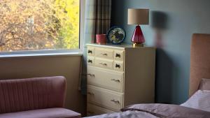 Modern, spacious flat by Victoria Park, free parking