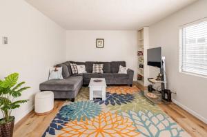 Stay in the Heart of Hillcrest!