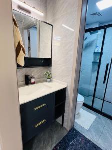 Stylish 2br sunset view pool gym sauna work desk