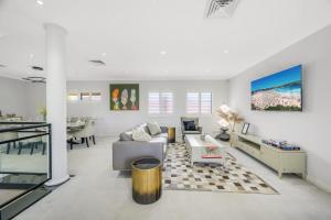 Maroubra Gem Close to Beach Sleep 16