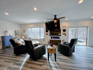 37PA Superbly appointed riverfront home in LIttleton Skiing hiking firepit wif