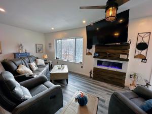 37PA Superbly appointed riverfront home in LIttleton Skiing hiking firepit wif