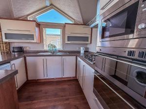 Luxury Lodge With Stunning Sea Views At Hopton Haven Park Ref 80055S