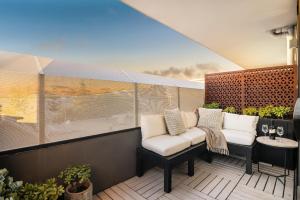 Beachside Gem with Gorgeous Views & Cafes Steps Away!