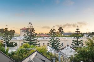 Beachside Gem with Gorgeous Views & Cafes Steps Away!