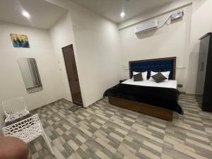 Tridev Inn near Railway station & 2km from Kashi Vishwanath Temple