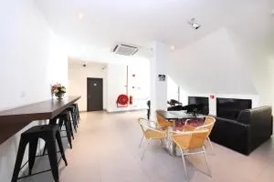 Super OYO 246 Link Inn - Lima Kedai