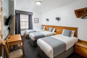 Deluxe Triple Room room in OYO Townhouse New England Victoria