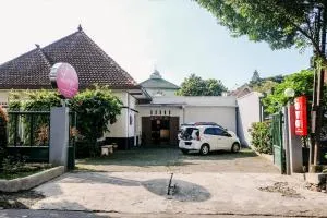 Super OYO 353 Loesje Guest House Syariah - Bunul