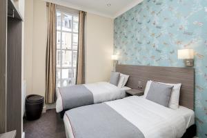 Standard Twin Room room in OYO Bakers Hotel