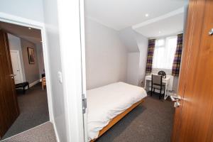 Deluxe Triple Room room in OYO The Arch Wembley