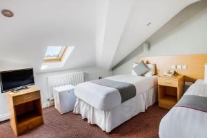 Standard Twin Room room in OYO London Guest House
