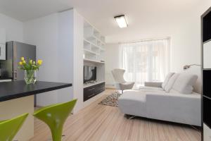 Peace and Comfort Near Center with Balcony, 500MB WIFI