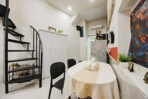 5 to Hoan Kiem lake - OLD Quarter Center - Netflix