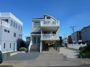 This Single Family Home Is Just A Few Houses From The Beach! All The Comforts Of Home Are Provided, Including A Washer-Dryer, Dishwasher, Gas, - Manahawkin