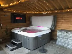 Open Plan Studio with Hot Tub - 皇家伍顿巴西特