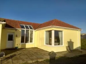 3-Bed Seaside Cottage Retreat - Parking & Garden - Fota Island