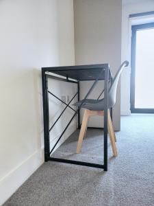 2 Bed Balcony Apt-Free Parking-Ideal for Work or Leisure