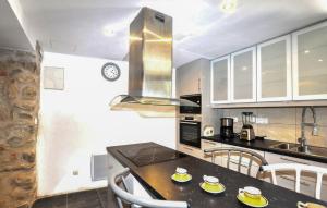 Maisons de vacances Gorgeous Home In Laroque Des Alberes : photos des chambres