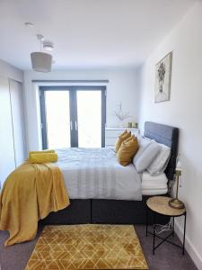 2 Bed Balcony Apt-Free Parking-Ideal for Work or Leisure