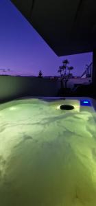 Bien design avec jacuzzi et piscine