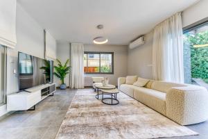 3-bedroom luxury villa by the beach Coralli C10