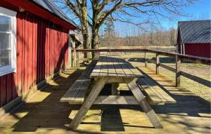 2 Bedroom Nice Home In Huaröd