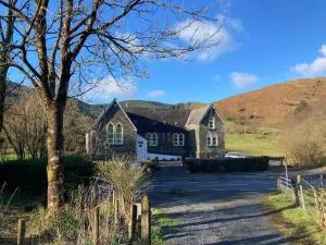 Tyn-Y-Berth Sleeps 27 luxury group accommodation - Abergynolwyn