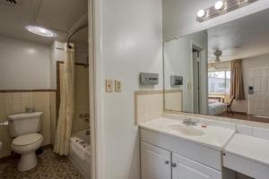 King Room room in OYO Hotel Heber Springs Lakeside
