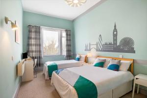 Standard Triple Room room in OYO The Green Man Pub And Hotel