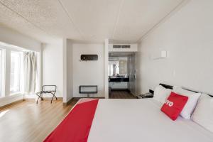 King Bed room in OYO Hotel Houston Katy Freeway
