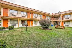 OYO Hotel Lake Charles Hwy 10 - 萨尔弗