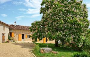 Maisons de vacances 2 Bedroom Gorgeous Home In Grassac : photos des chambres