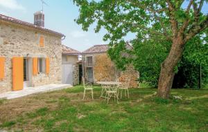 Maisons de vacances 2 Bedroom Gorgeous Home In Grassac : photos des chambres