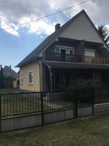 Vikrics Apartman - Ubytování bez kategorie ve městě Balatonmáriafürdő