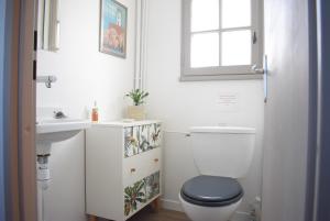 Maisons de vacances Spacieuse Maison Familiale avec Jardin 8 personnes Tregastel : photos des chambres
