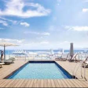 Brand New Apartment on Top Floor, 5 min from Center, 15 min from Beach