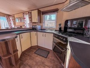 Modern Caravan With Decking At Haven Hopton-On-Sea Ref 80032M