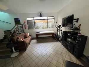 Quartos Quintal Bueno! Com ar, tv e internet no melhor bairro de Goiânia! Perto do Goiânia Shopping, Parque Areião Hospital Premium Mater Dei OVG Vaca Brava Marista Campo do Goiás!