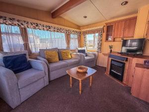 Spacious Caravan For Hire With Decking By The Beach In Suffolk Ref 40094Nd