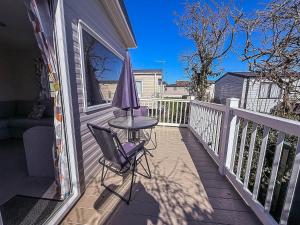 Lovely 6 Berth Caravan Close To The Beach In Suffolk Ref 68030Bs