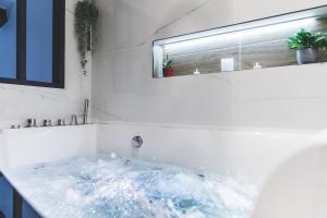 Maisons de vacances Love Room Loft Spa logement entier balneo exterieur : photos des chambres