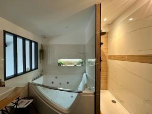 Maisons de vacances Love Room Loft Spa logement entier balneo exterieur : photos des chambres