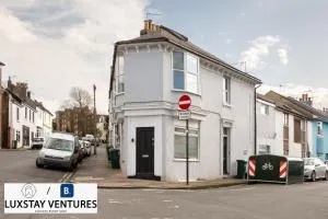 Bright and Spacious 2BR Maisonette Sleeps 8, Game Room, 5 mins to Brighton Beach and City Centre - Bevendean