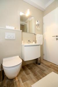 Maxim Deluxe Rooms with Balcony & Private Bathrooms - Downtown Spalato, Quiet Neighborhood