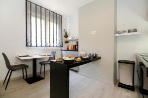 Maxim Deluxe Rooms with Balcony & Private Bathrooms - Downtown Spalato, Quiet Neighborhood