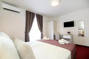 Maxim Deluxe Rooms with Balcony & Private Bathrooms - Downtown Spalato, Quiet Neighborhood