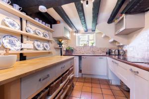 Beautiful 4 Bedroom Cotswold Thatched Cottage