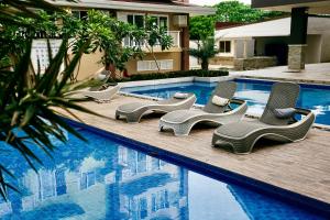 Modern Studio Near Airport Pool & Gym, Self check-in FREE Fast WiFi Netflix & Kitchen