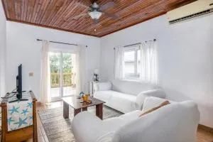 Tropical Sunset at Sunset Villas in West End - Roatán